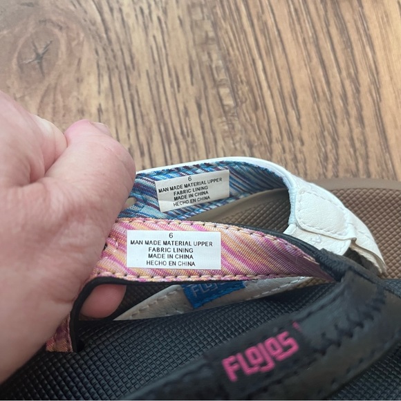 2 pairs of LIKE NEW Women’s Flojos sandals - Picture 4 of 5